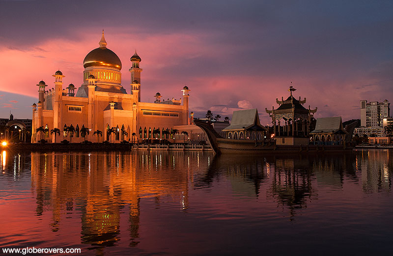 Omar Ali Saifuddien Mosque, Bandar Seri Begawan, BRUNEI