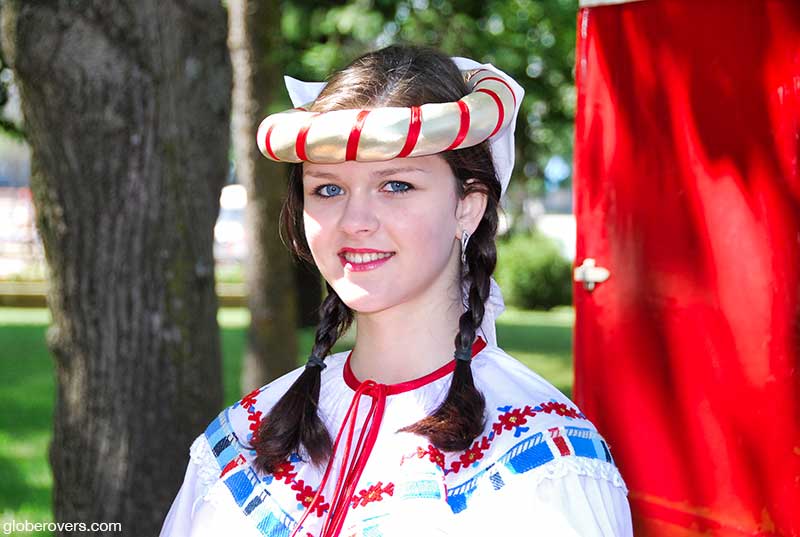 Singing-lady-Grodno-Western-Belarus
