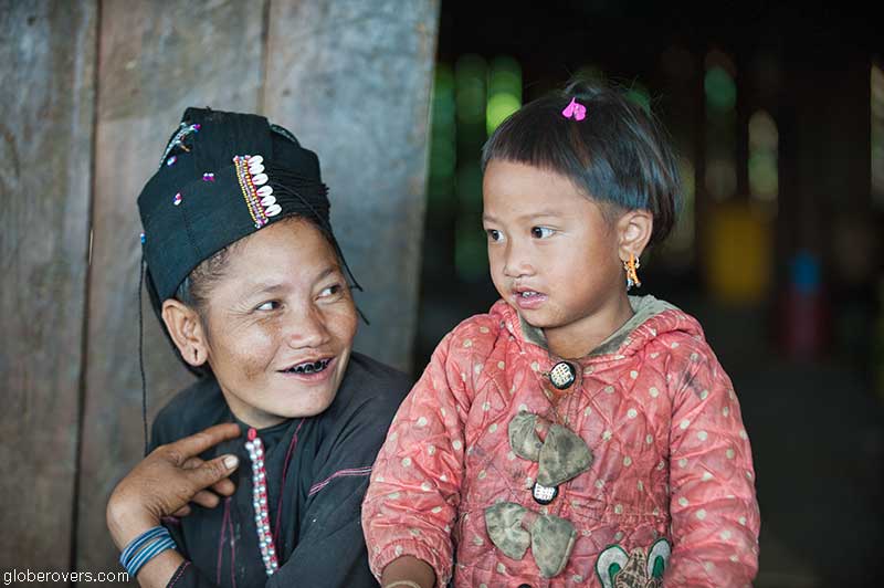 Mother and daughter at Pan Lea village of the Enn tribe, north of Keng Tung, Shan State, Myanmar