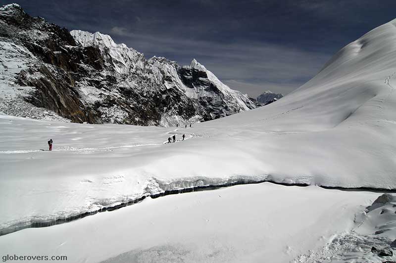 Hiking over Cho La Pass (5,330m), east of Gokyo, Nepal