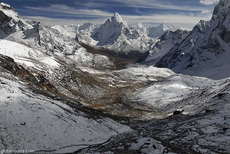 Hiking over Cho La Pass (5,330m), down to Dzonglha (4,830m), Nepal
