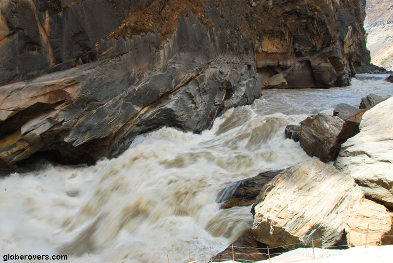 China-Yunnan-Tiger-Leaping-Gorge-river