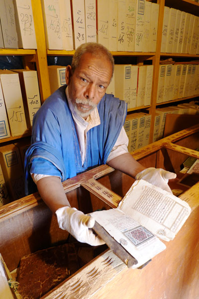 Mauritania-Chinguetti-library-man