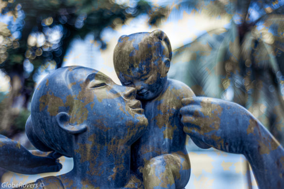 Mother and son sculpture, Lumphini Park, Bangkok, THAILAND