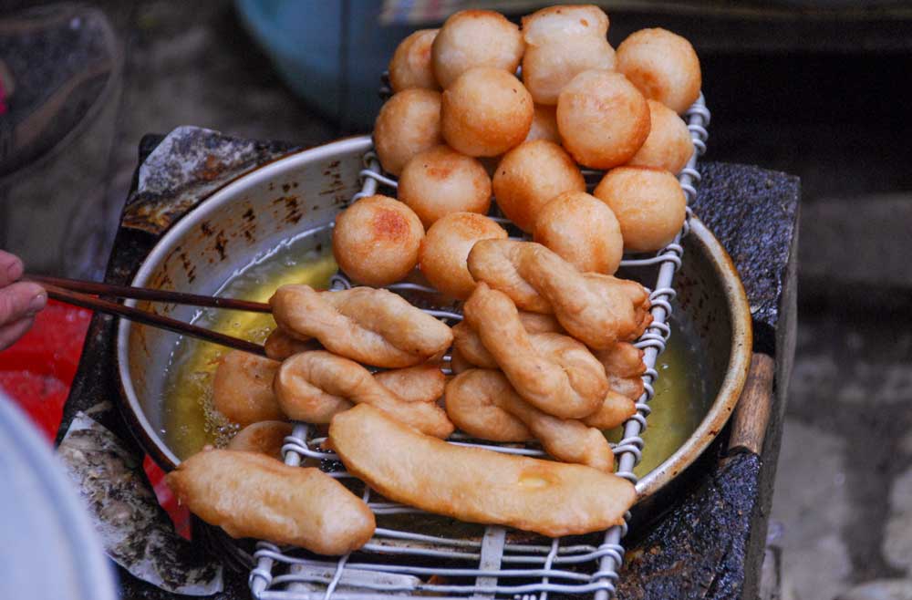 Journey with us to Tả Van Village in northern Vietnam’s Mường Hoa Valley, where terraced rice fields, Giay traditions, and mist-draped mountains create a timeless rural paradise